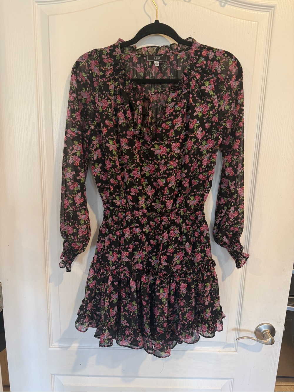 Leif boutique long-sleeve floral smocked tiered ruffled hem mini dress sz small